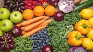 Masanın üstünde taze meyve ve sebze var. 