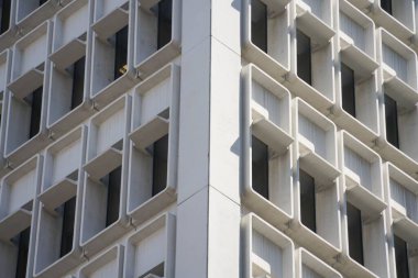 Geometrik desenlere ve pencerelere sahip modern mimari