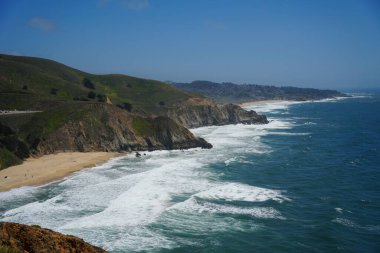 Kumsala vuran dalgaların sahil manzarası