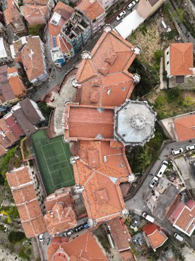 Tarihi Binanın Terracotta Çatı ve Şehir Yoğunluğunun Tepeden Aşağı Hava Görünümü