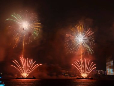 Karanlık gökyüzünde güzel havai fişekler