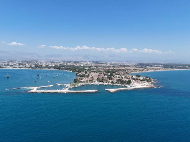 Denizin panoramik manzarası ve eski kasabanın limanı.