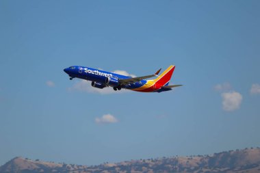 Güneybatı Havayolları Boeing 737 Ticari Jet Mavi Gökyüzüne Karşı Kalkıyor