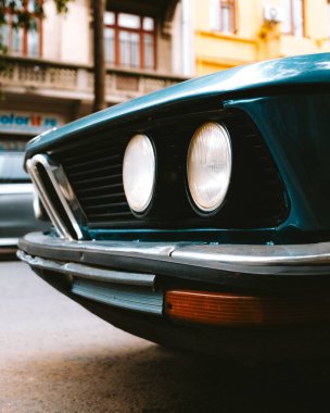 Koyu Yeşil Klasik Avrupa Otomobilinin Farları ve Izgarası