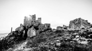 Siyah beyaz kaledeki antik şatonun kalıntıları.