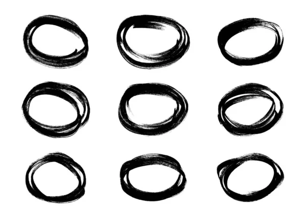 黒のマーカーで描かれた円 ドアスタイルの様々なスクリブルサークルのセット 白い背景にブラックの手描きのデザイン要素 ベクターイラスト — ストックベクタ