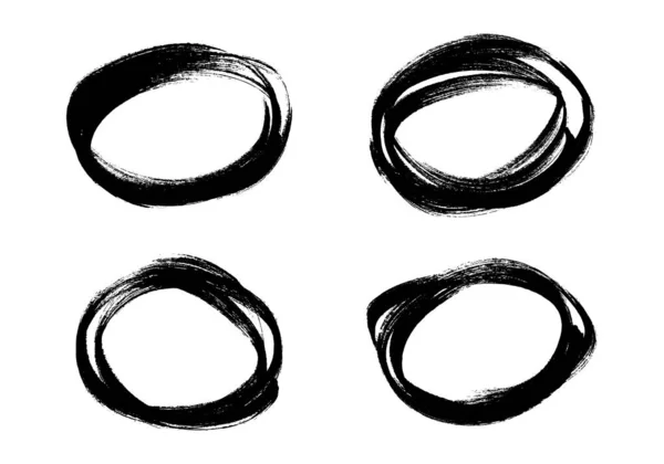 黒のマーカーで描かれた円 4つのドアスタイルの様々なスクリブル円のセット 白い背景にブラックの手描きのデザイン要素 ベクターイラスト — ストックベクタ