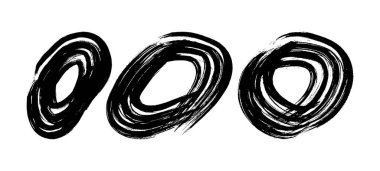 Siyah grunge fırça darbeleri daire şeklinde. Dört adet boyanmış mürekkep çemberi. Mürekkep lekesi beyaz arkaplanda izole edilmiş. Vektör illüstrasyonu