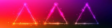 Koyu kırmızı arka planda parlak efektleri olan üç neon üçgen çerçeve seti. Boş parlayan tekno fon. Vektör illüstrasyonu