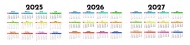 2025, 2026 ve 2027 için üç takvim seti beyaz arka planda izole edildi. Pazardan pazartesiye, iş planı. Vektör illüstrasyonu