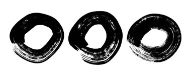 Siyah grunge fırça darbeleri daire şeklinde. Üç adet boyalı mürekkep çemberi. Mürekkep lekesi beyaz arkaplanda izole edilmiş. Vektör illüstrasyonu