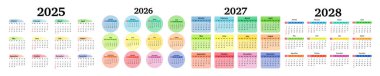 2025, 2026, 2027 ve 2028 için dört dikey takvim seti beyaz arka planda izole edildi. Pazardan pazartesiye, iş planı. Vektör illüstrasyonu