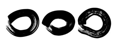 Siyah grunge fırça darbeleri daire şeklinde. Üç adet boyalı mürekkep çemberi. Mürekkep lekesi beyaz arkaplanda izole edilmiş. Vektör illüstrasyonu