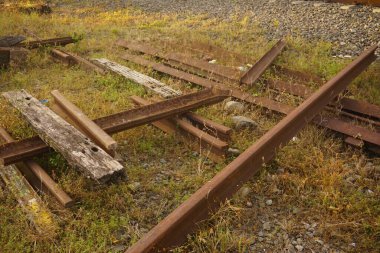 Parktaki eski paslı tren yolu.