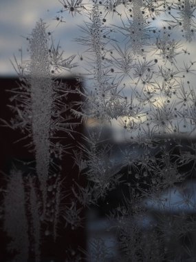 Kış günü bir pencerenin önünde buz ve buz