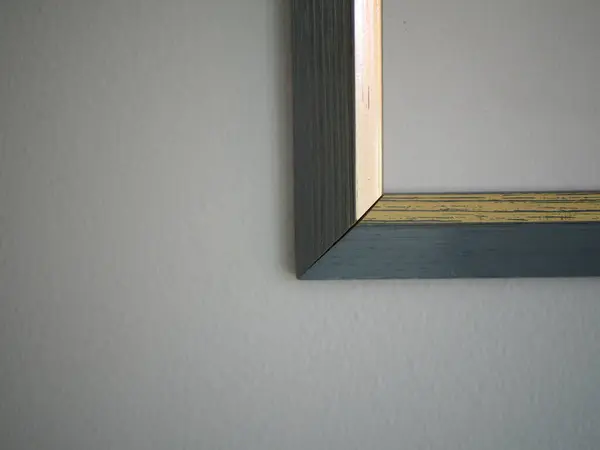 Beyaz desenli bir duvarda resim çerçevesi