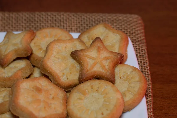 Delicious Stars Suns Shaped Christmas Cookies White Plate Jute Tablecloth — Stock Photo, Image