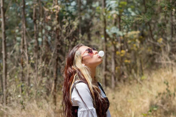 Mediana Corta Toma Una Joven Mujer Blanca Gafas Sol Haciendo — Foto de Stock