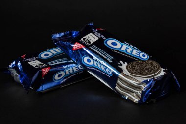 Bogota, Kolombiya - 10 Ekim 2022. Siyah arkaplanda İspanyolca metni olan iki paket geleneksel oreo kurabiyesi.