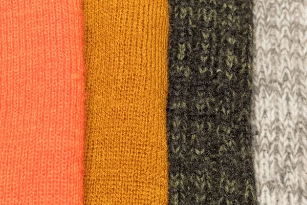 冬服のための4つの異なる色の柔らかく居心地の良い生地 — ストック写真