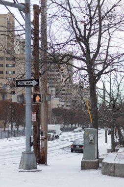 Soğuk bir öğleden sonra, bir sokak köşesinde, kar yağdıktan sonra arabalarla.