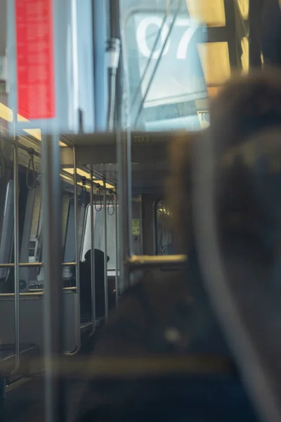 Interior Vagón Tren Con Dos Personas Irreconocibles Durante Día Frío — Foto de Stock