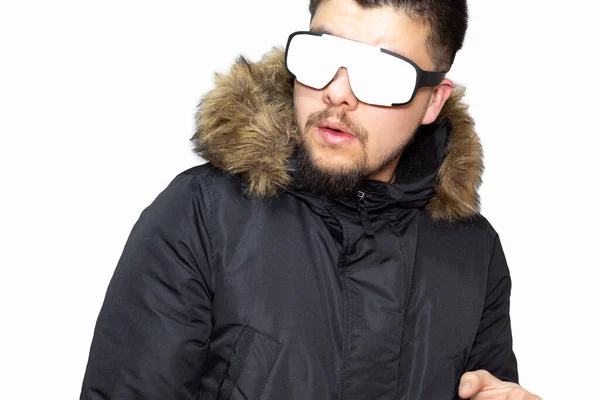 Tiro Médio Jovem Branco Fundo Branco Usando Casaco Inverno Óculos — Fotografia de Stock