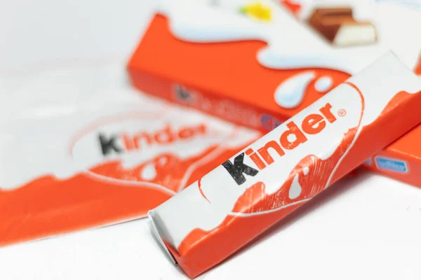 哥伦比亚波哥大 2022年12月5日 一个包装好的Kinder巧克力吧 旁边有一个包装和一个白色背景的同牌子盒子 — 图库照片