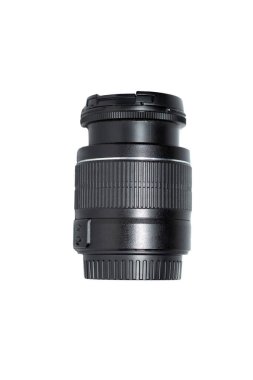 Beyaz arkaplanda izole edilmiş 18-55 mm yakınlaştırma merceği