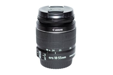Bogot, Kolombiya - 5 Aralık 2022: Beyaz arka planda izole edilmiş Canon DSLR kamera için 18-55 mm lens