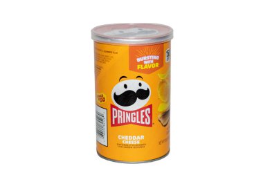 Bogota, Kolombiya - 5 Aralık 2022: Orta boy bir çedar peynirli pringles beyaz arka planda izole edilebilir