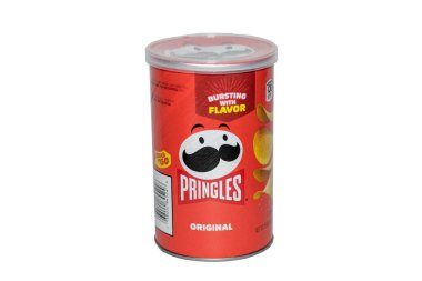 Bogota, Kolombiya - 5 Aralık 2022: Orjinal bir pringles beyaz arka planda izole edilebilir