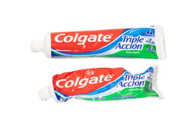 Bogota, Kolombiya - 16 Aralık 2022: Yeni ve bitmiş bir Colgate Üçlü Eylem diş macunu.