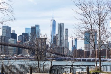 Brooklyn Köprüsü Parkı 'nın arka planında New York gökdelenleri olan bir bahar öğleden sonrası