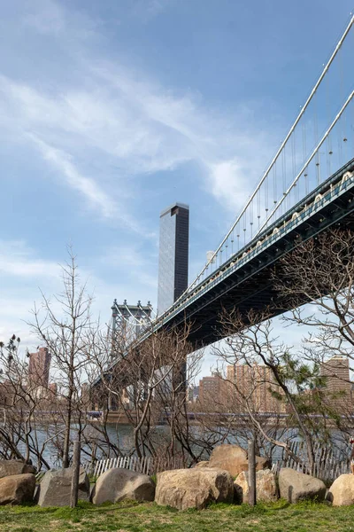 Manhattan Bridge Brooklyn Bridge Park Blue Sky Background Spring Day — Fotografia de Stock
