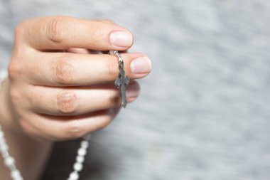 Tespih tutan beyaz bir el