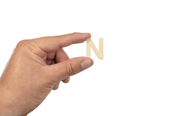 Eine Hand Hält Einen Hölzernen Buchstaben Vor Weißem Hintergrund — Stockfoto