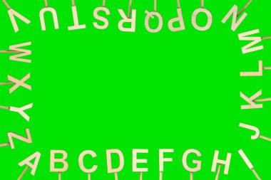 Ekranın etrafında alfabeyi oluşturan tahta harfler. Ortasında boş alan var. Yeşil renk arkaplanı.