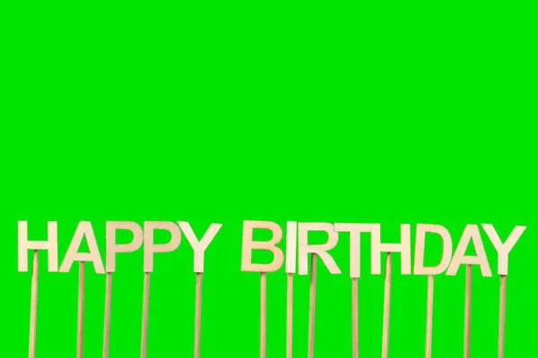 Happy Birthday Σήμα Γίνεται Μεμονωμένα Ξύλινα Γράμματα Ένα Πράσινο Φόντο — Φωτογραφία Αρχείου