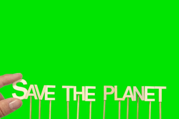 用绿色底色的木制字母写 拯救地球 标志的人 — 图库照片