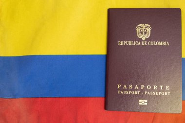 Kolombiya bayrağında Kolombiya pasaportu