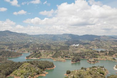 Guatape Kilisesi, Kolombiya 'da Antioquia. Arka planda mavi gökyüzü var. Turistik bir yer. Dini ve mimari kavram.