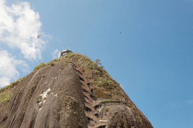 Guatape Kilisesi, Kolombiya 'da Antioquia. Arka planda mavi gökyüzü var. Turistik bir yer. Dini ve mimari kavram.