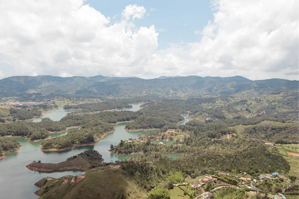 산으로 둘러싸인 섬들로 콜롬비아 Guatape Penol 입니다 관광객의 — 스톡 사진