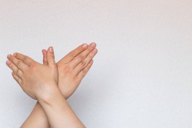 Eller beyaz dokulu arka planda izole edilmiş bir güvercini sembolize ediyor. Barış kavramı.