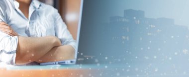 Dizüstü bilgisayar kullanan bir iş adamı, kollarını kavuşturup bilgisayar karşısında finansal veri raporlarını analiz eder ve hesaplar. İş planlaması. Web Sitesi Afişi.