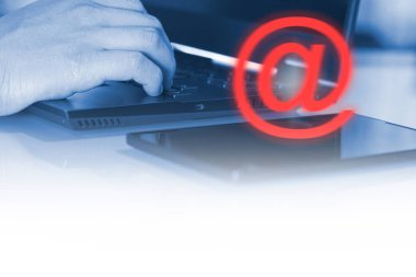 Laptopun yanındaki tablet üzerinde imzası var. İnternette gezinen tanınmayan bir adam. Sosyal ağlardaki hesapların etiketlenmesi.