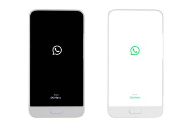 Bogota, Kolombiya - 6 Temmuz 2023. Meta 'dan Whatsapp. Ekranı koyu temalı ve beyaz temalı başlat. Mesaj değişim platformu. İzole akıllı telefon. İletişim konsepti.