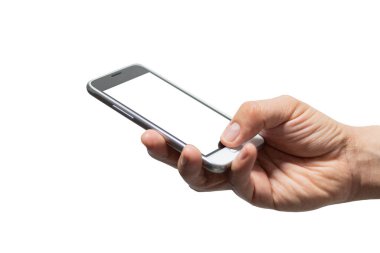 Cep telefonu tutan bir elin maketi. Beyaz arka planda boş ekranı olan izole edilmiş bir akıllı telefonun stüdyo görüntüsü. Kesme yolu.