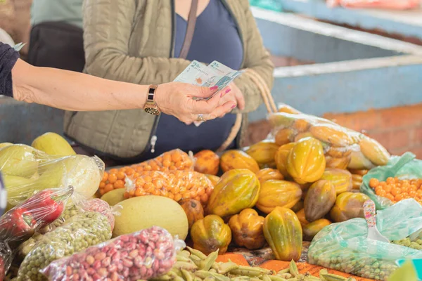 농부의 시장에서 신선한 패키지 과일과 곡물로 스탠드 농산물 콜롬비아 로열티 프리 스톡 이미지